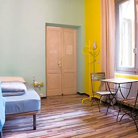 Home Genoa Hostel